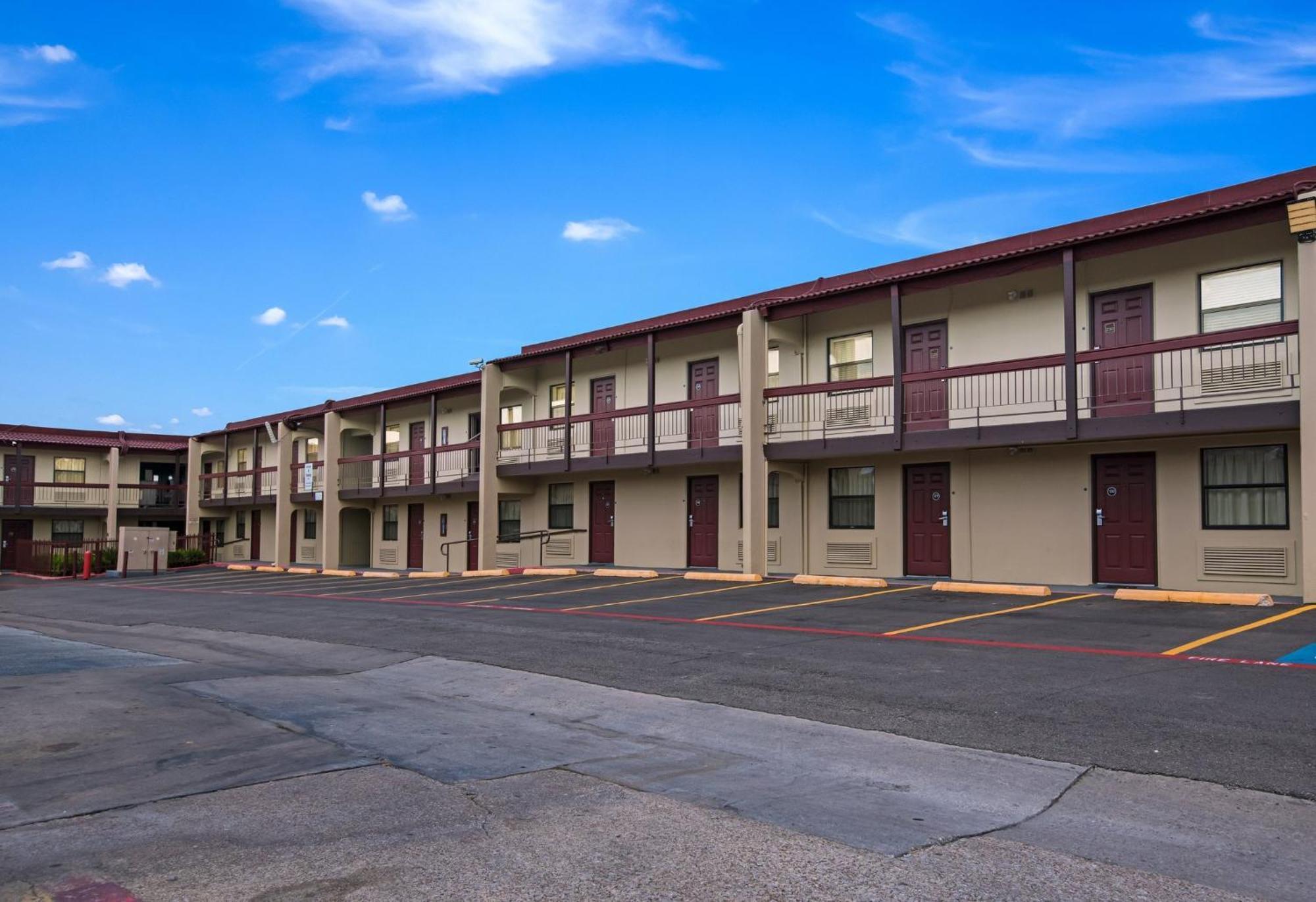 Red Roof Inn North Dallas - Park Central Exteriör bild